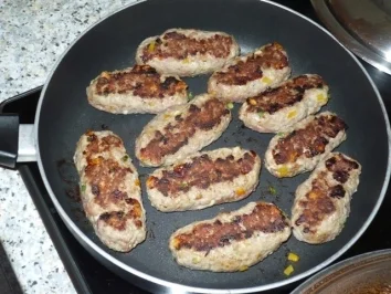 Pikante Cevapcici mit Zwiebelsoße und Tomatenreis - Rezept