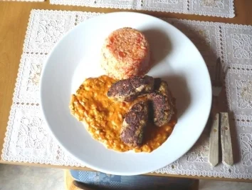 Pikante Cevapcici mit Zwiebelsoße und Tomatenreis - Rezept