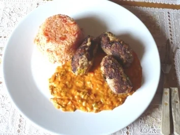 Pikante Cevapcici mit Zwiebelsoße und Tomatenreis - Rezept