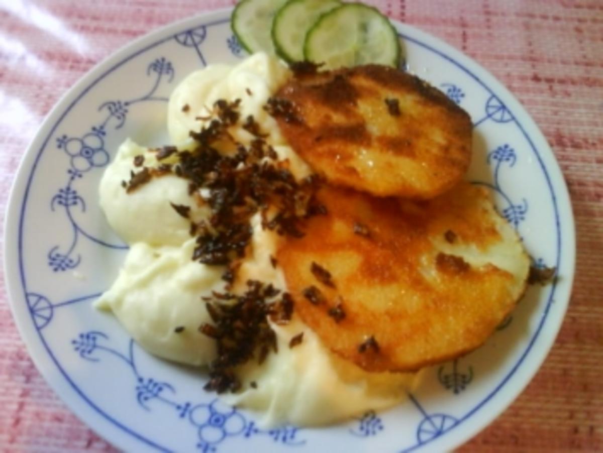 Kartoffelbrei mit Sellerieschnitzel und Zwiebeln - Rezept