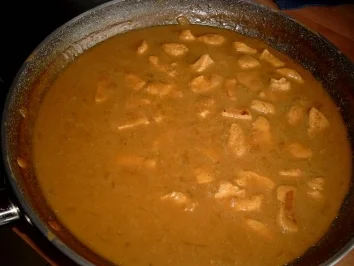 Scharfes Curry-Zwiebel-Hühnchen mit Reis - Rezept