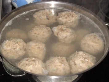 Rezept: Graubrotknödel Bild Nr. 6 Graubrotknödel - Rezept - Bild Nr. 6