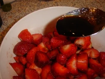 ERDBEEREN MIT BALSAMICO - Rezept
