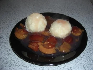 Süße Apfelknödel mit Pflaumenkompott - Rezept
