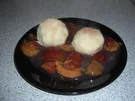 Rezept: Süße Apfelknödel mit Pflaumenkompott Süße Apfelknödel mit Pflaumenkompott - Rezept