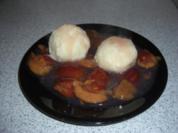 Süße Apfelknödel mit Pflaumenkompott - Rezept