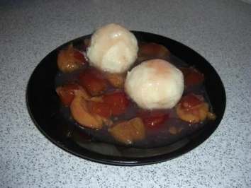 Süße Apfelknödel mit Pflaumenkompott - Rezept