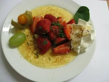 Creme Beulee'  mit marinierten Erdbeeren -Früchten - Rezept