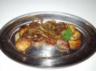 Schweinemedallions mit Bratkartoffeln und Röstzwiebeln - Rezept
