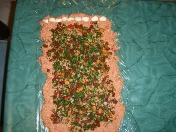 gerollter Hackbraten mit viel Knofi - Rezept