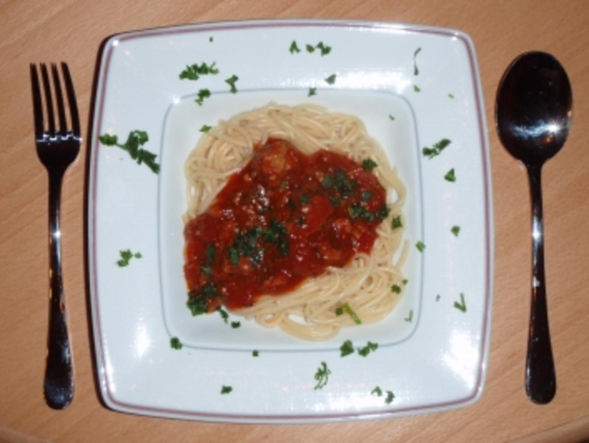 Spagetti mit Tomaten-Hackfleisch Soße - Rezept
