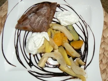 beschwipste Schokoladencrepes mit karamellisierten Früchten - Rezept