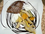 beschwipste Schokoladencrepes mit karamellisierten Früchten - Rezept