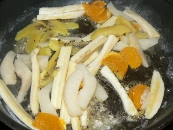 beschwipste Schokoladencrepes mit karamellisierten Früchten - Rezept