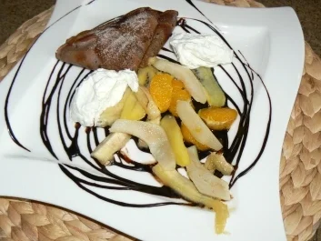 beschwipste Schokoladencrepes mit karamellisierten Früchten - Rezept