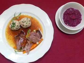 Bayerische Ofenente auf Gemüsebeet mit Blaukraut und Semmelknödel - Rezept