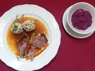 Bayerische Ofenente auf Gemüsebeet mit Blaukraut und Semmelknödel - Rezept