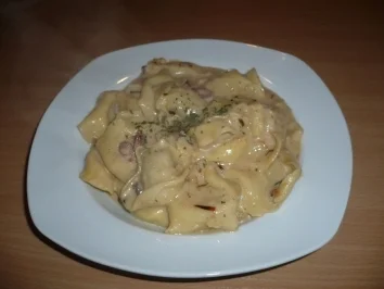 Rezept: Tortellini in Speck-Käsesauce Tortellini in Speck-Käsesauce - Rezept