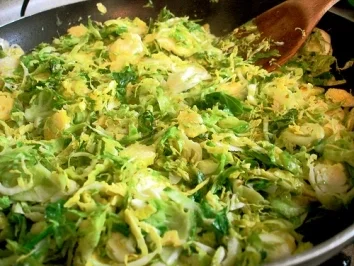 Rosenkohlstreifen in Schalottensauté - Rezept