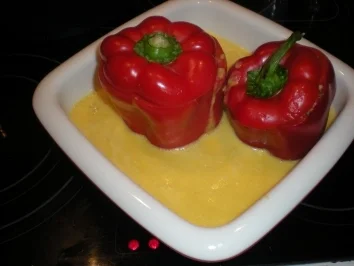 Gefüllte rote Paprika im gelben Paprikaschaumbett - Rezept