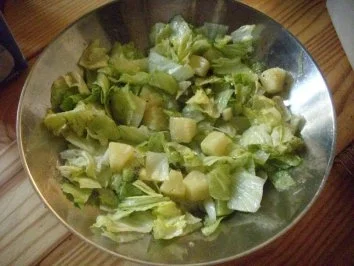 Rezept: Ananas-Kiwi-Eisbergsalat mit Ingwersose Ananas-Kiwi-Eisbergsalat mit Ingwersose - Rezept