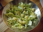 Ananas-Kiwi-Eisbergsalat mit Ingwersose - Rezept