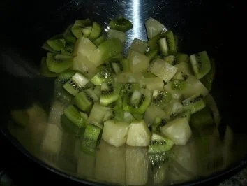 Rezept: Ananas-Kiwi-Eisbergsalat mit Ingwersose Bild Nr. 6 Ananas-Kiwi-Eisbergsalat mit Ingwersose - Rezept - Bild Nr. 6