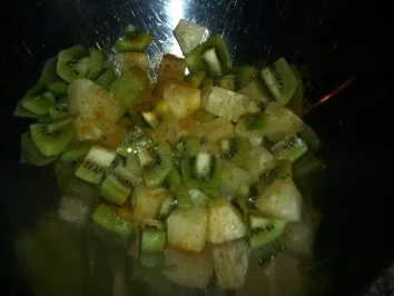 Rezept: Ananas-Kiwi-Eisbergsalat mit Ingwersose Bild Nr. 7 Ananas-Kiwi-Eisbergsalat mit Ingwersose - Rezept - Bild Nr. 7