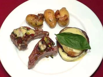 Rezept: Lammkoteletts mit Kräuter-Käsekruste, Rosmarinkartoffeln und Melanzane Lammkoteletts mit Kräuter-Käsekruste, Rosmarinkartoffeln und Melanzane - Rezept