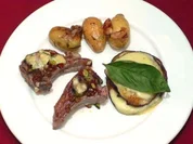 Lammkoteletts mit Kräuter-Käsekruste, Rosmarinkartoffeln und Melanzane - Rezept