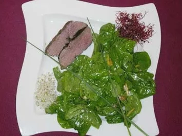 Spinat-Orangensalat mit Straußenfiletstreifen - Rezept