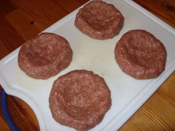 Rezept: Hackfleischnester mit Gouda und Tomaten Hackfleischnester mit Gouda und Tomaten - Rezept