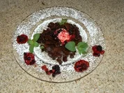 Beeren auf Vanilleeis im Schokoladennudelnest - Rezept