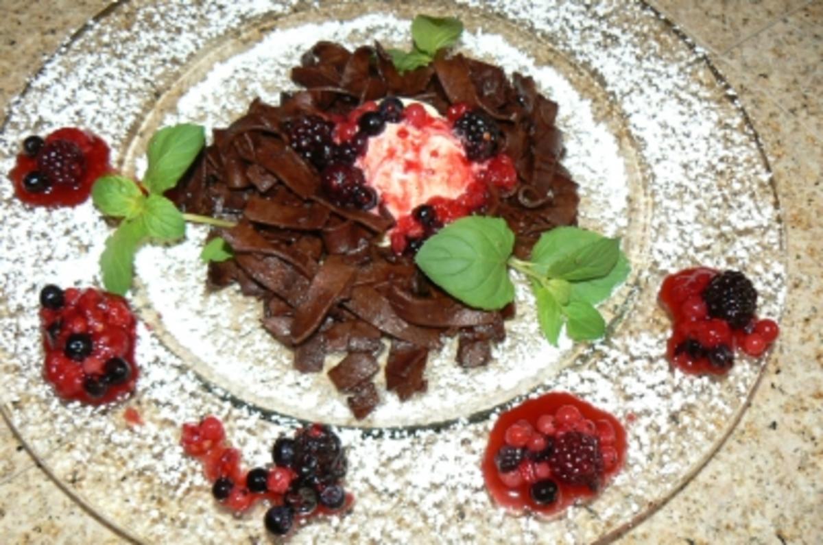 Beeren auf Vanilleeis im Schokoladennudelnest - Rezept