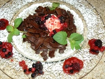 Beeren auf Vanilleeis im Schokoladennudelnest - Rezept