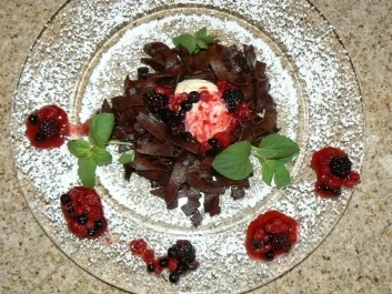 Beeren auf Vanilleeis im Schokoladennudelnest - Rezept
