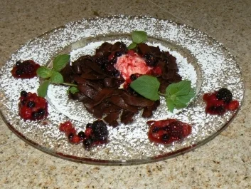 Beeren auf Vanilleeis im Schokoladennudelnest - Rezept