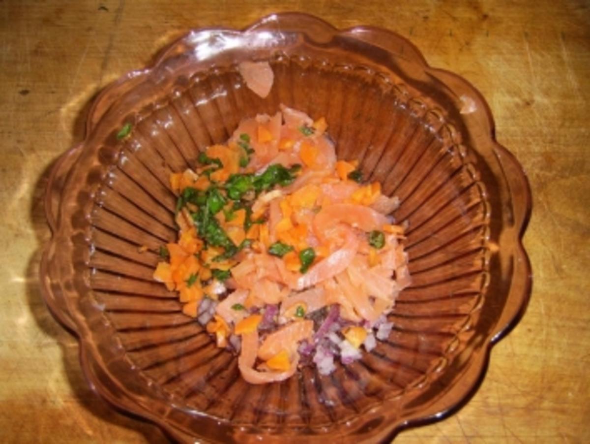 Rapunzelsalat mit Karotte und Räucherlachs - Rezept