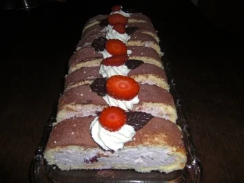 Rezept: Biskuitrolle mit Erdbeer- Ricottafüllung Biskuitrolle mit Erdbeer- Ricottafüllung - Rezept