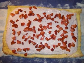 Rezept: Biskuitrolle mit Erdbeer- Ricottafüllung Biskuitrolle mit Erdbeer- Ricottafüllung - Rezept