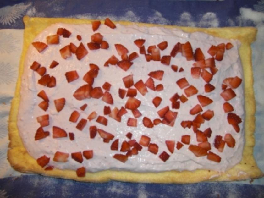 Biskuitrolle mit Erdbeer- Ricottafüllung - 221 kcal/100g