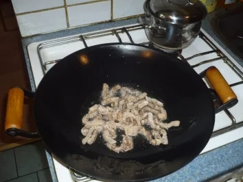 Rindfleisch mit Zwiebel und Erbsen - Rezept - Bild Nr. 4