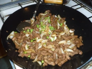 Rindfleisch mit Zwiebel und Erbsen - Rezept - Bild Nr. 6