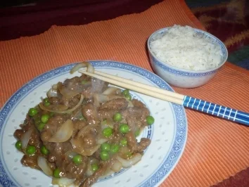 Rindfleisch mit Zwiebel und Erbsen - Rezept
