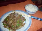 Rindfleisch mit Zwiebel und Erbsen - Rezept