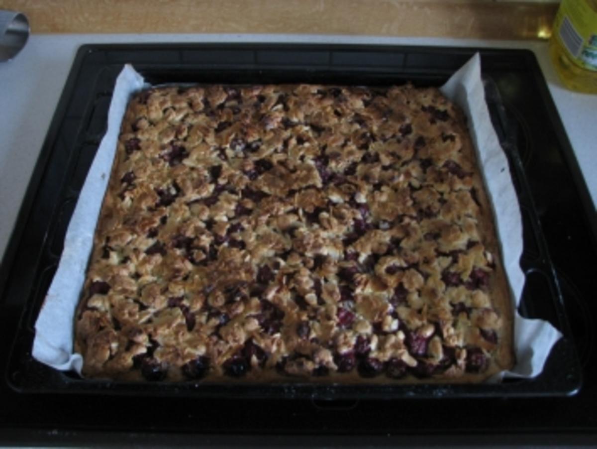 "KUCHEN" Kirsch-Mandel-Blechkuchen - Rezept