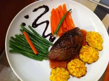 Straußensteak mit Honig-Soße an getrüffelten Kartoffeln und Keniabohnen - Rezept - Bild Nr. 2