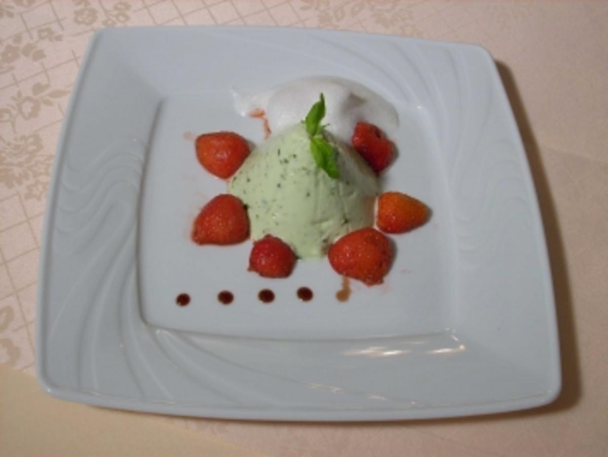 Basilikum-Quark-Mousse mit marinierten Erdbeeren - Rezept