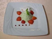 Basilikum-Quark-Mousse mit marinierten Erdbeeren - Rezept