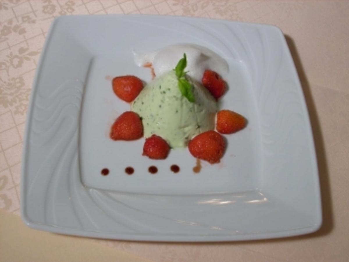 Basilikum Quark Mousse mit marinierten Erdbeeren - einfach - 71 kcal/100g